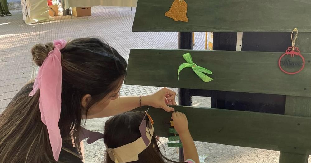 Cada familia llevó elementos para decorar el rbol que tiene tres metros de altura