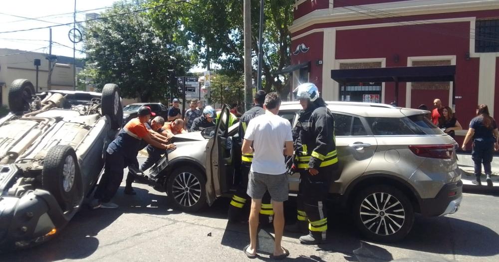 Bomberos Defensa Civil Emergencias Lomas y la Policía intervinieron en el lugar