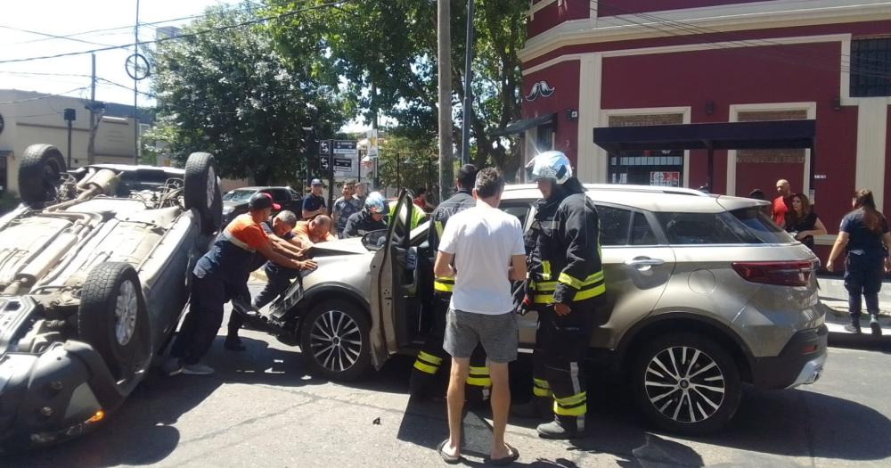 Bomberos Defensa Civil Emergencias Lomas y la Policía intervinieron en el lugar