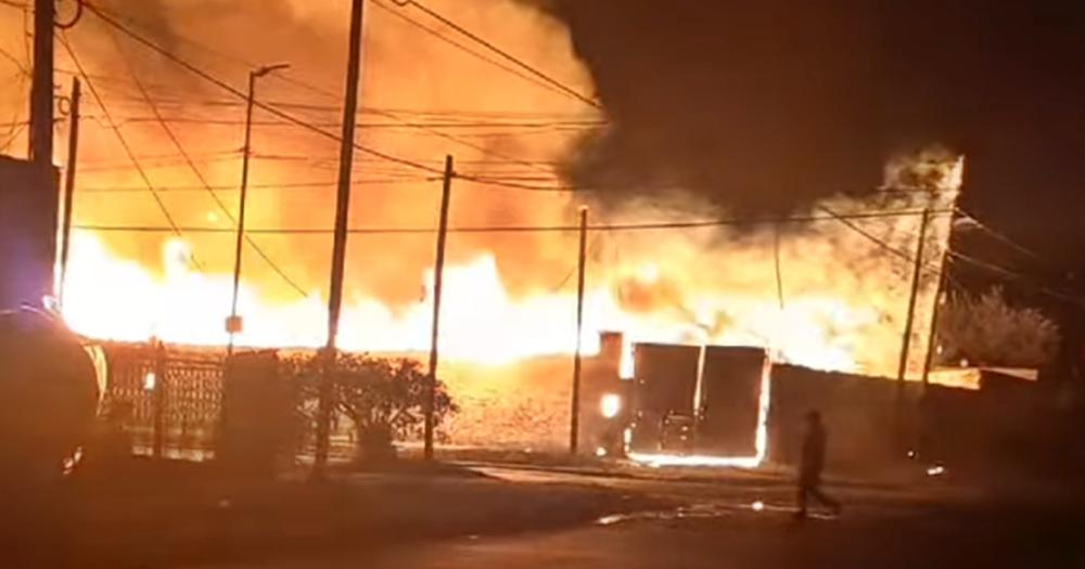 Ocurrió esta madrugada Los Bomberos de Lomas trabajaron ms de cuatro horas