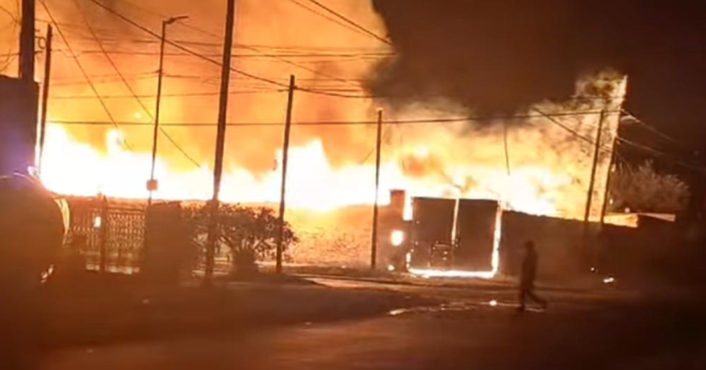 Ocurrió esta madrugada Los Bomberos de Lomas trabajaron m?s de cuatro horas