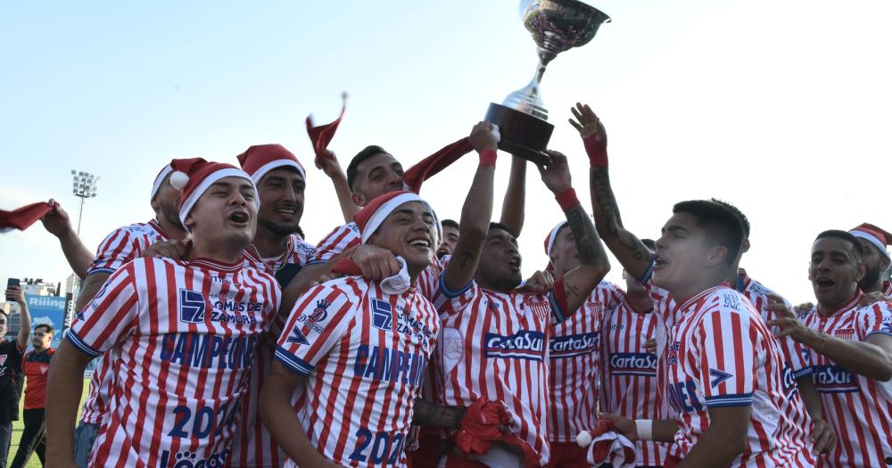 Los Andes festejó en Córdoba y alzó la copa