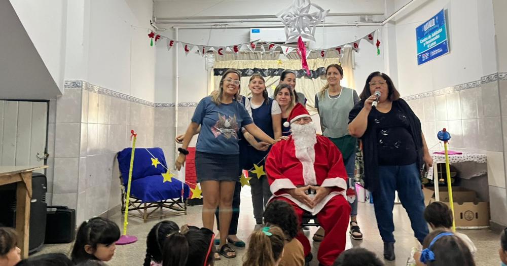 Pap Noel repartió regalos y golosinas