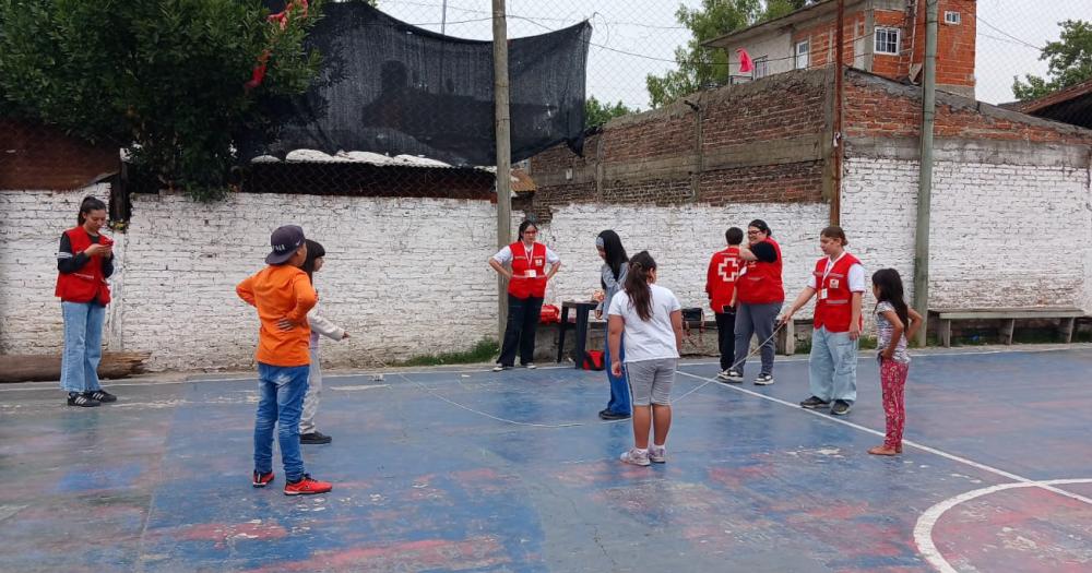 Los voluntarios de la Cruz Roja estuvieron presente colaborando con el festejo