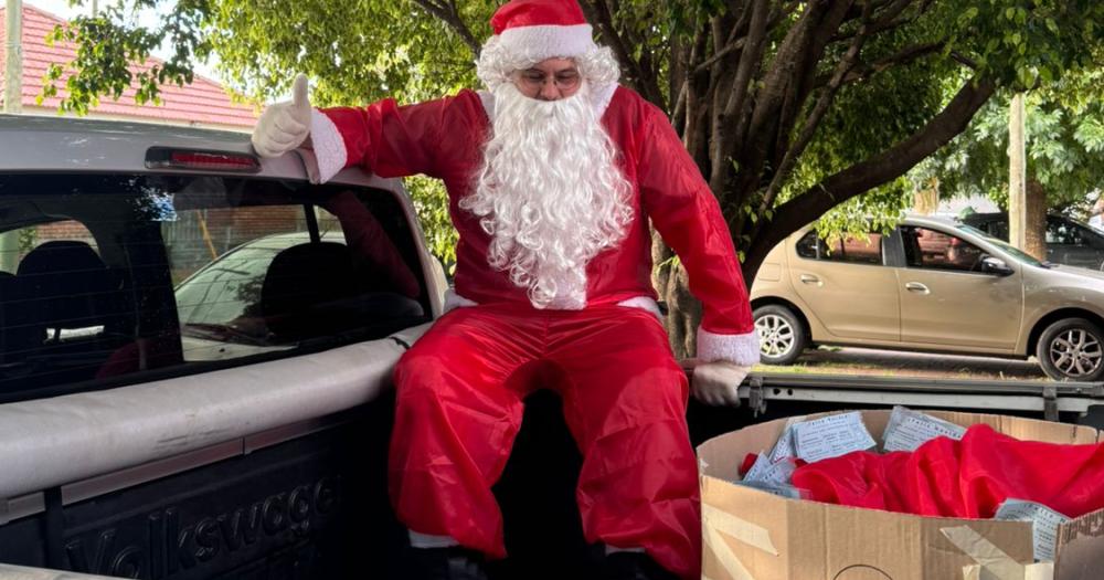 A bordo de la camioneta Pap Noel reparte las bolsas de golosinas