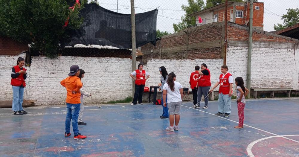 Los voluntarios de la Cruz Roja estuvieron presente colaborando con el festejo