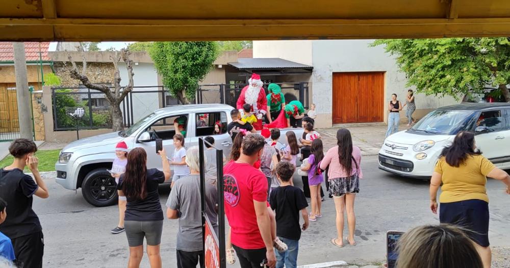 Las familias esperan en la puerta de sus casas para sacar fotos