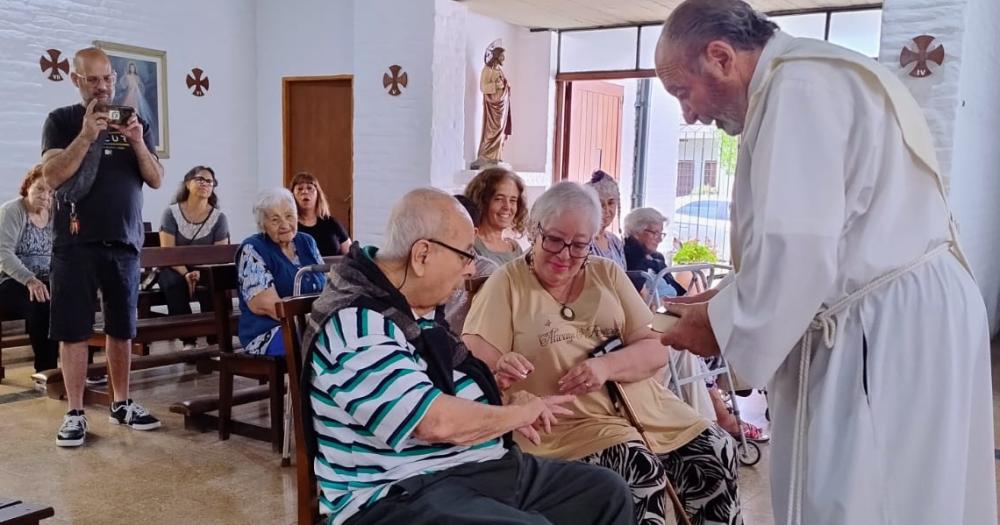 Hicieron una ceremonia para festejar el amor que floreció en el hogar