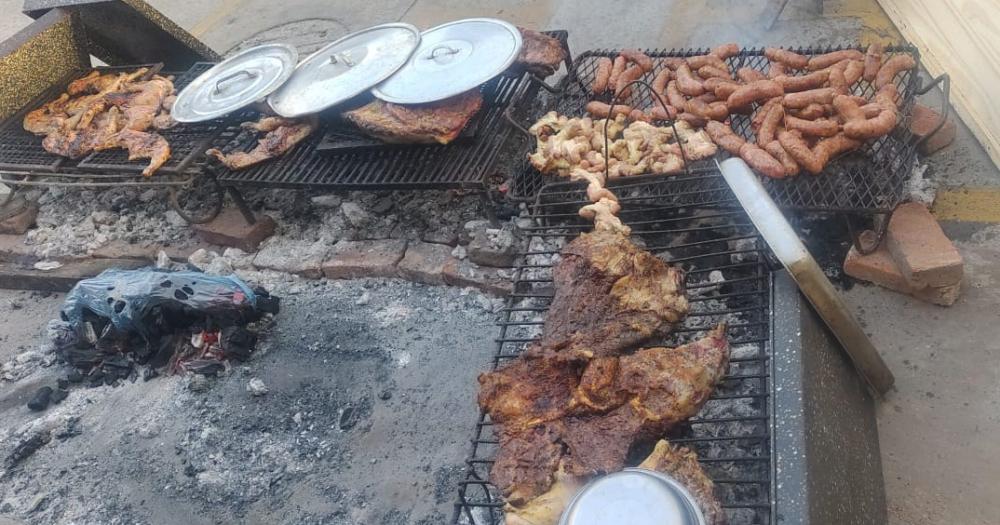 Hubo parrillada para todos los vecinos del barrio y ahora preparan el festejo de Reyes