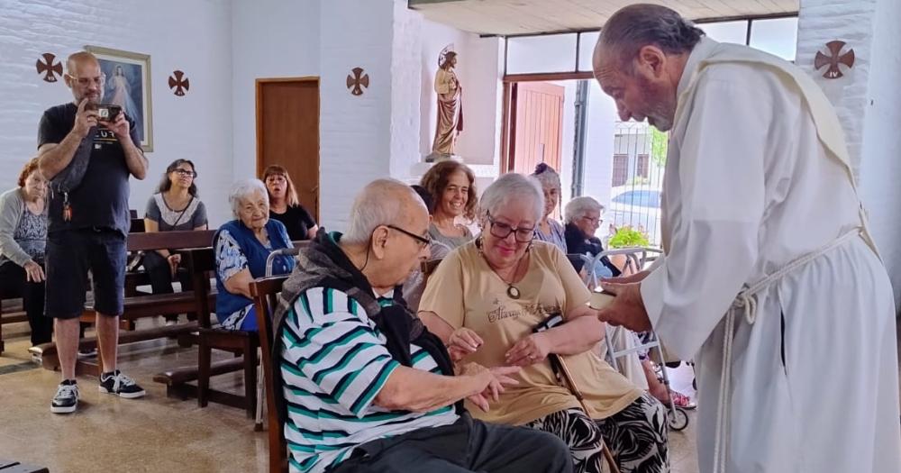 Hicieron una ceremonia para festejar el amor que floreció en el hogar