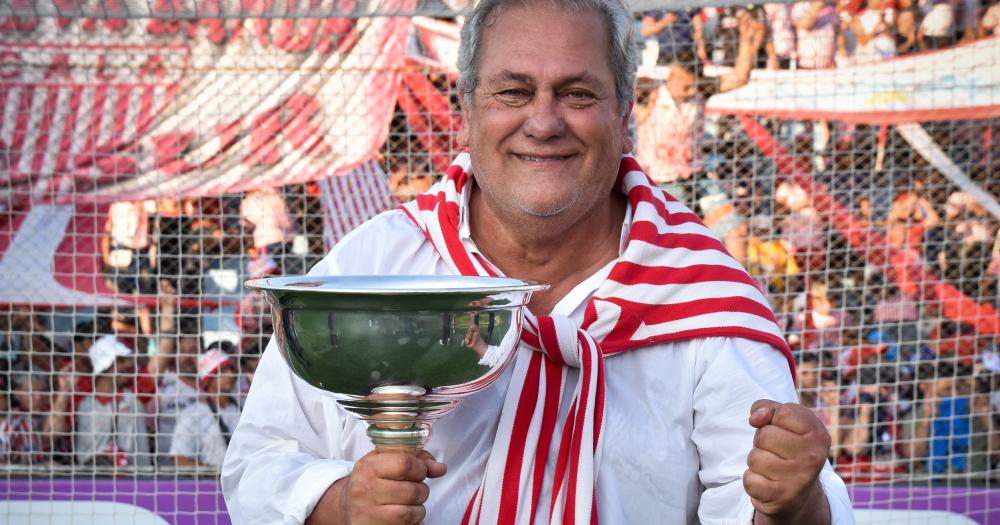 Daniel Molinari con la copa en la mano y la felicidad del ascenso de Los Andes