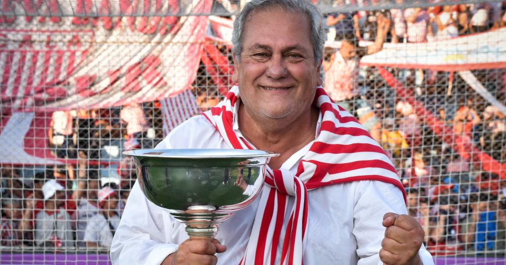 Daniel Molinari con la copa en la mano y la felicidad del ascenso de Los Andes