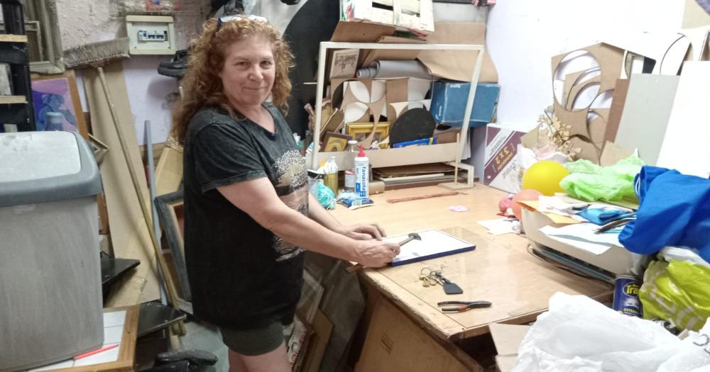 La profesión requiere de una gran cuota artística para transformar los materiales en complementos para el objeto a enmarcar
