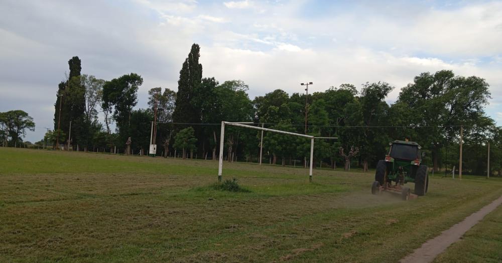 El mantenimiento de la cancha de 11 es constante