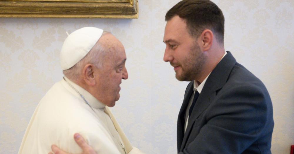 El Papa Francisco junto al presidente de Banfield Matías Mariotto