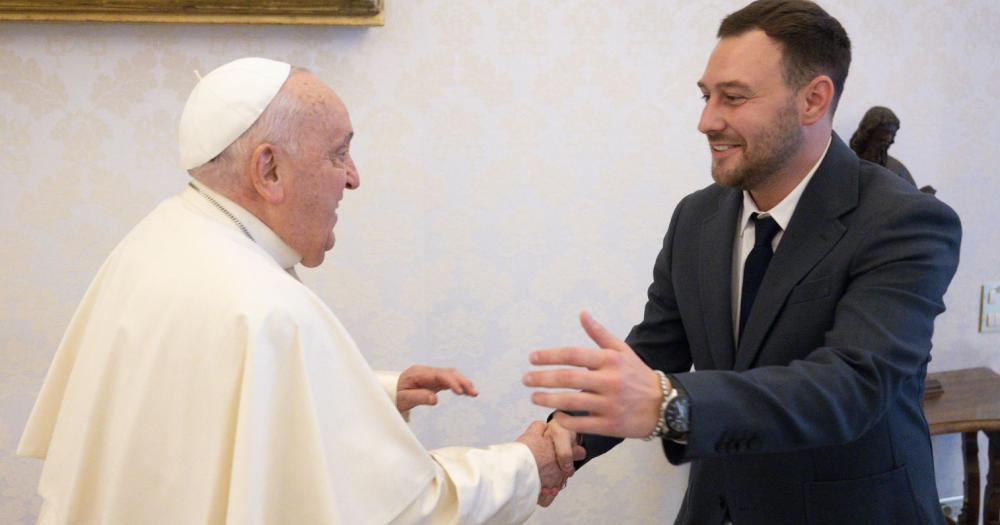 El Papa Francisco junto al presidente de Banfield Matías Mariotto