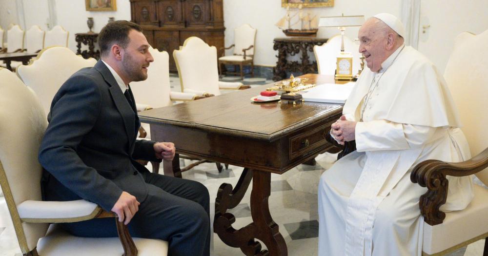 El Papa Francisco junto al presidente de Banfield Matías Mariotto