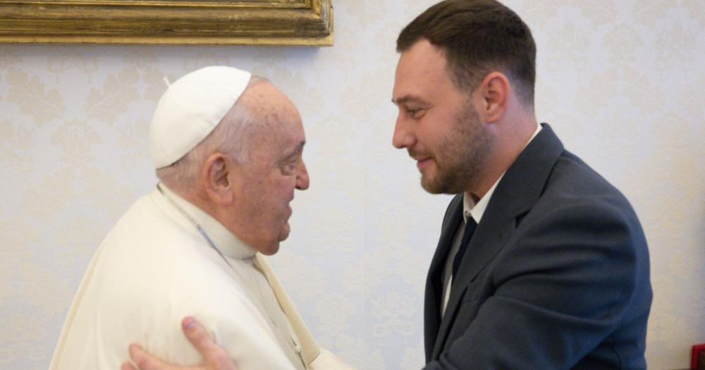 El Papa Francisco junto al presidente de Banfield Matías Mariotto