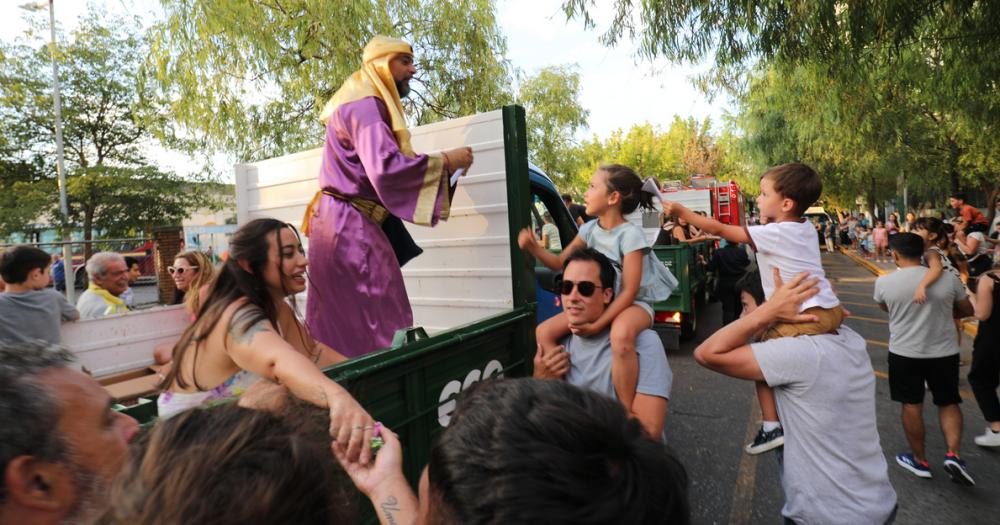 Una gran caravana recorrer múltiples calles de la ciudad