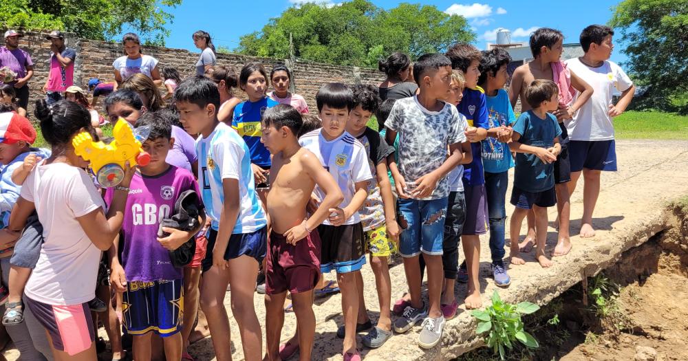 Los chicos esperan al borde de la orilla del río