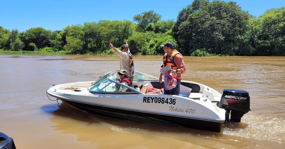 Llegan a la zona a bordo de lanchas