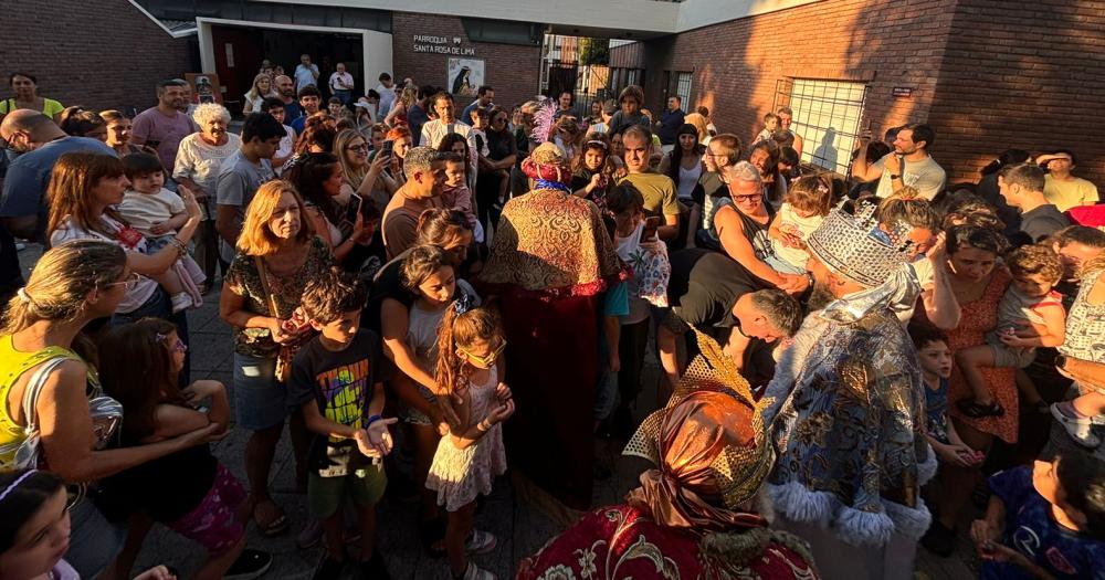 Una multitud esperaba ansiosa a los Reyes Magos en cada parada