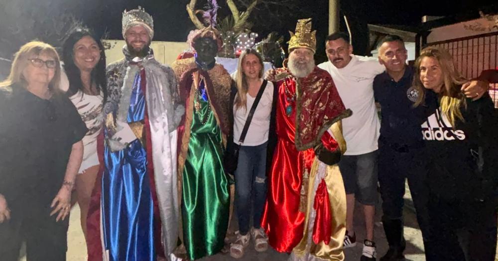 La familia Únales junto a los Reyes Magos luego de una mgica jornada- misión cumplida