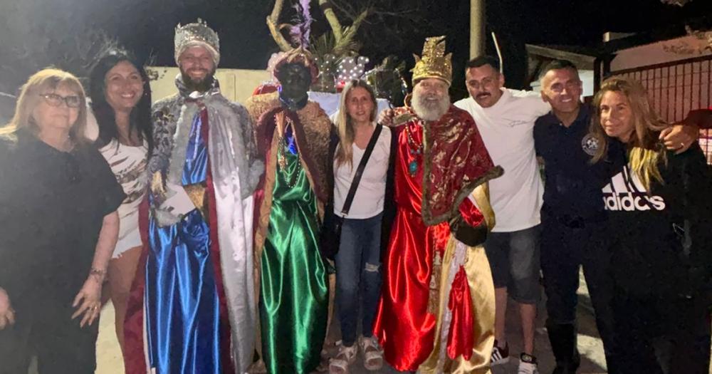 La familia Únales junto a los Reyes Magos luego de una mgica jornada- misión cumplida