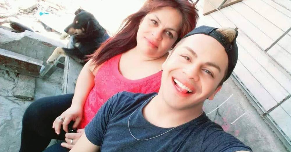 Evelyn Núñez junto a su hijo Gabriel quien mantiene vivo el reclamo de justicia