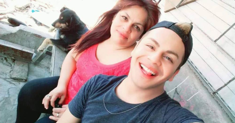 Evelyn Núñez junto a su hijo Gabriel quien mantiene vivo el reclamo de justicia