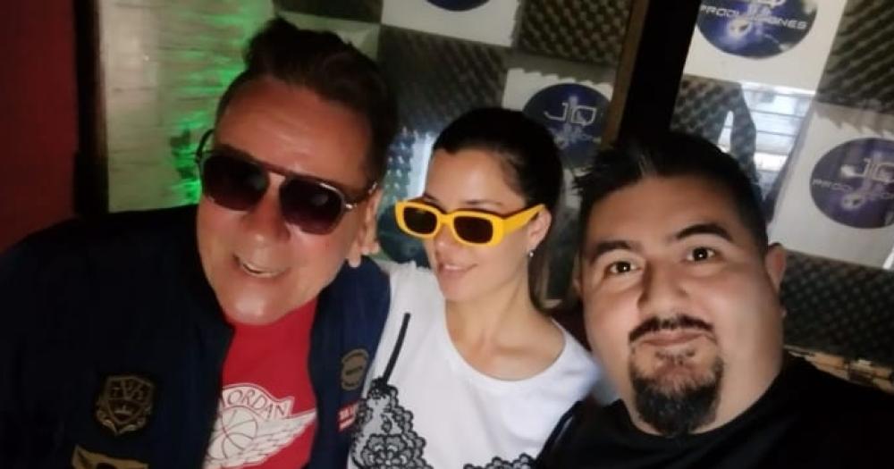 Junto a los representantes de la discogr?fica