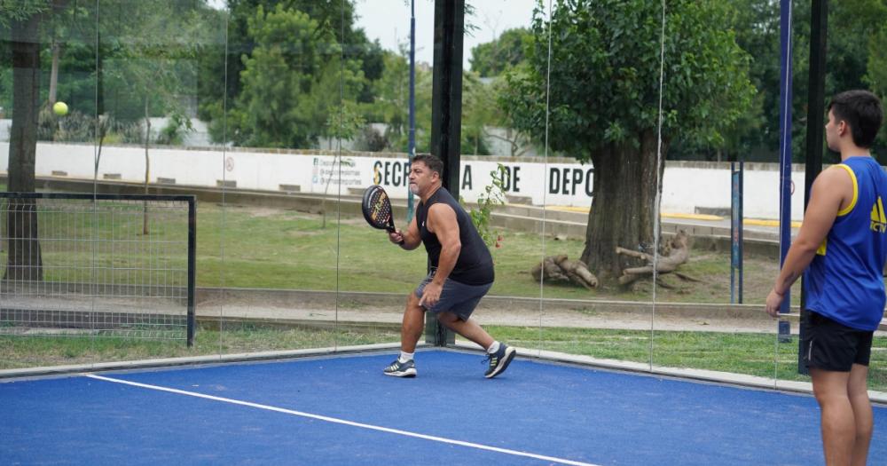  Las canchas de césped sintético tienen medidas oficiales y vidrios templados