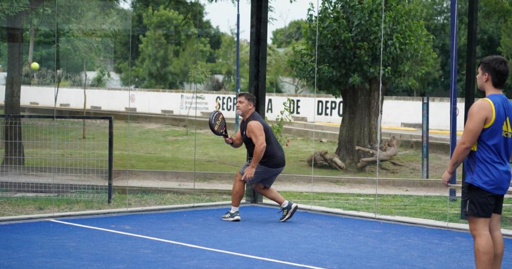  Las canchas de césped sintético tienen medidas oficiales y vidrios templados