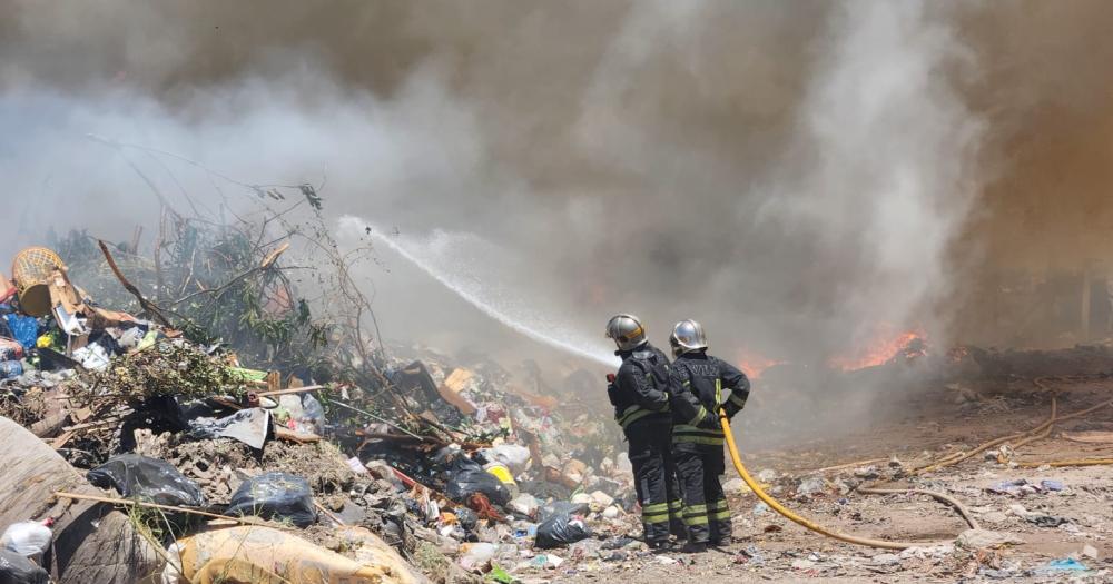 Arduo trabajo de los Bomberos de Lomas en el lugar