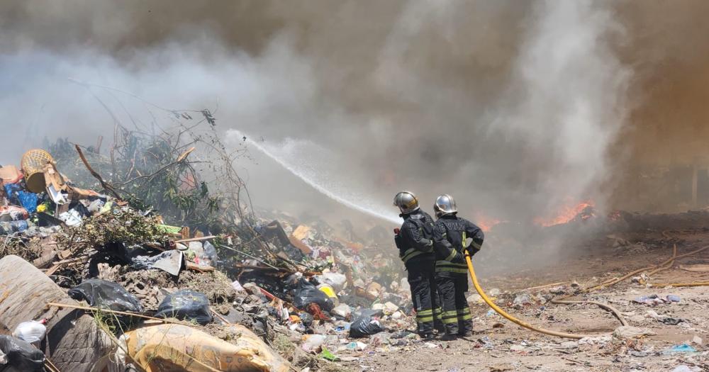 Arduo trabajo de los Bomberos de Lomas en el lugar