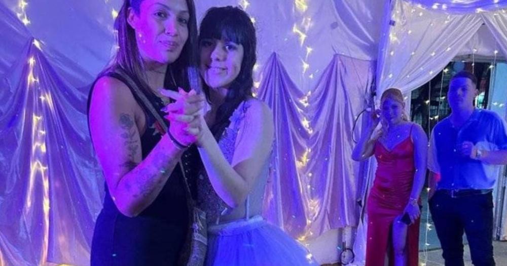 Romina junto a una cumpleañera La vecina busca seguir haciendo acciones solidarias sin pedir nada a cambio