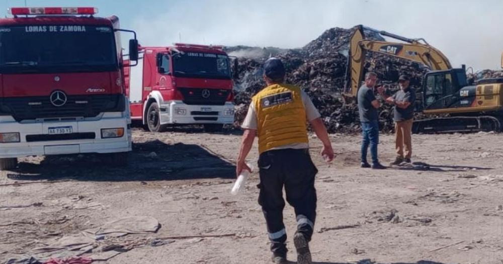 Los Bomberos de Lomas siguen combatiendo el incendio en el Eco Punto