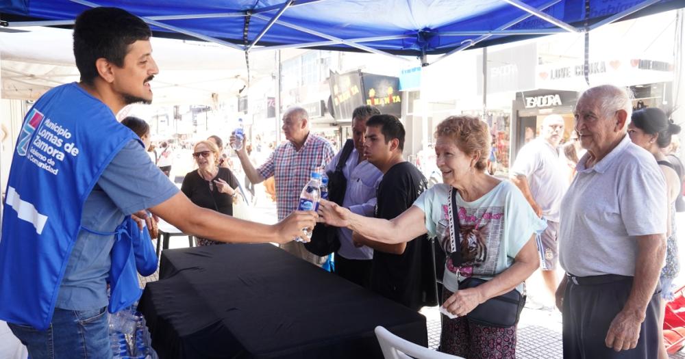 Uno de los puestos de hidratación est en la peatonal Laprida y España