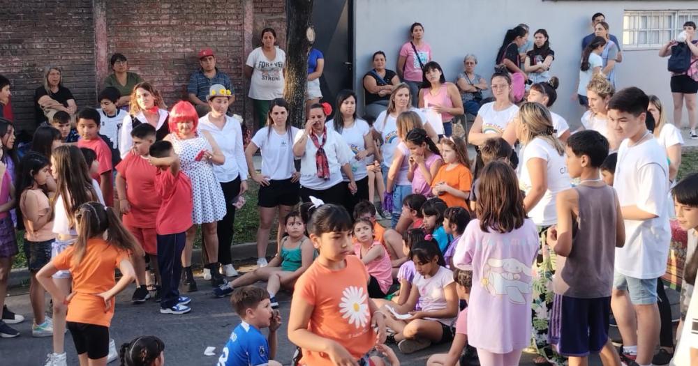 Durante todo el año cuentan con apoyo escolar talleres de arte y actividades físicas