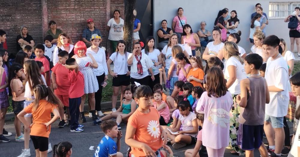 Durante todo el año cuentan con apoyo escolar talleres de arte y actividades físicas