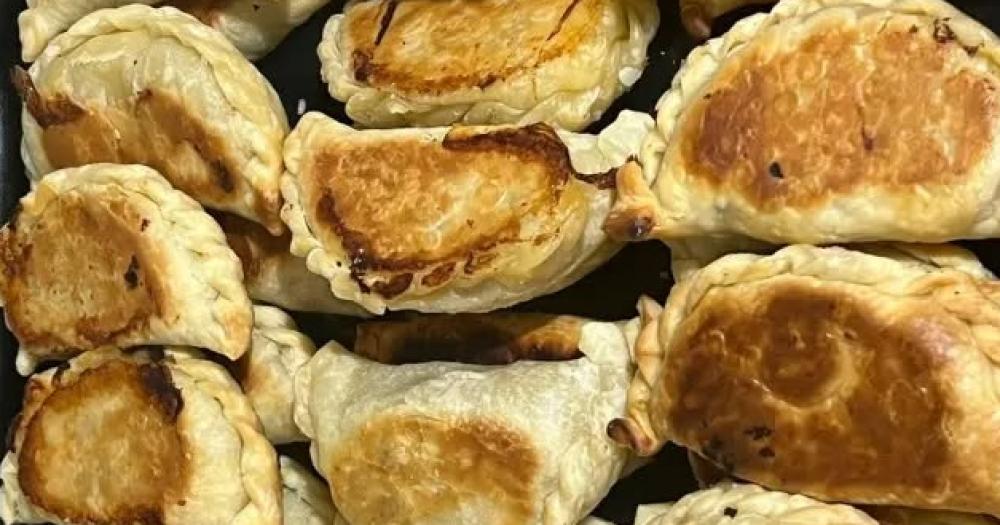 Preparan empanadas para llevar a las personas en situación de calle