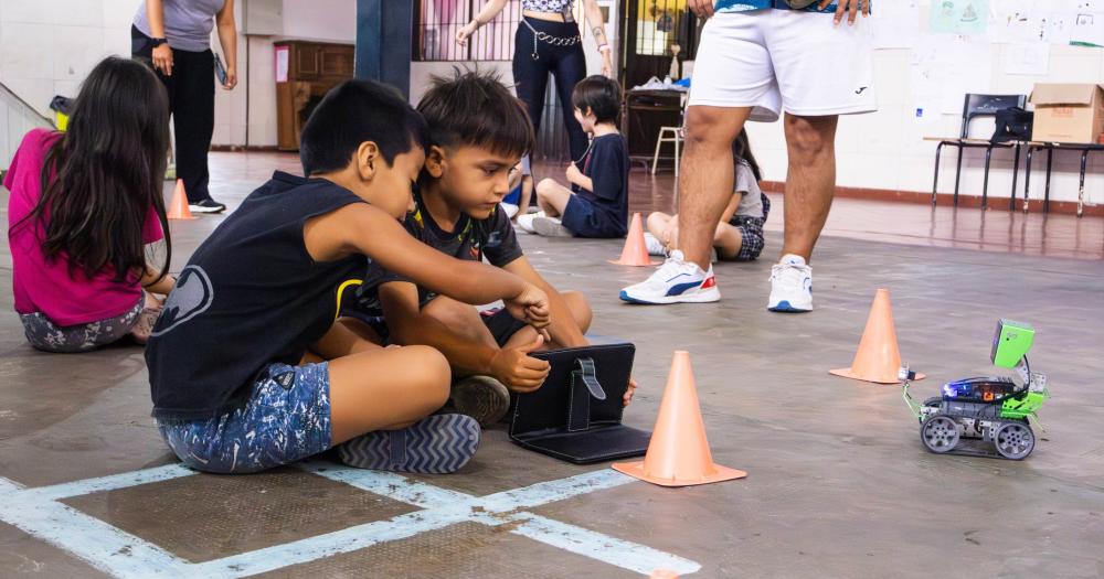 Los chicos aprenden a programa y manejar robots