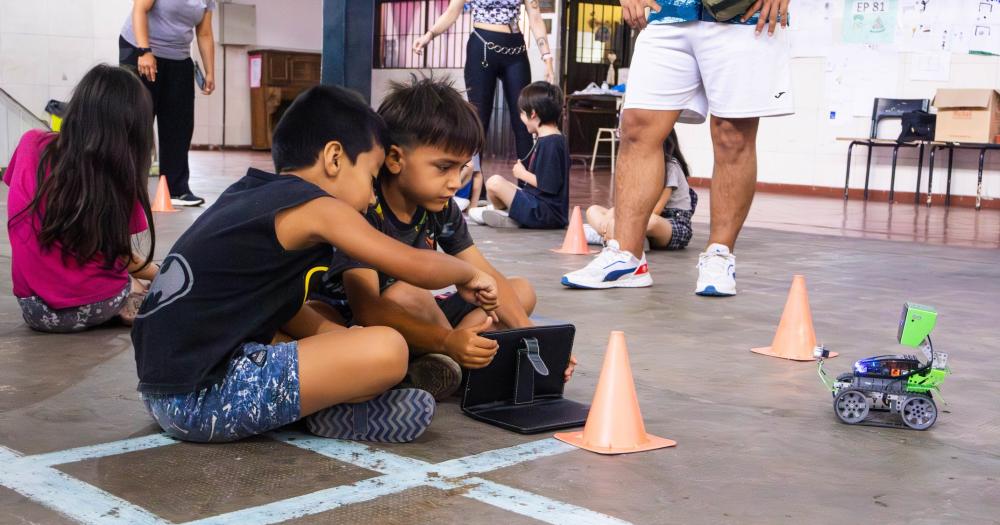 Los chicos aprenden a programa y manejar robots