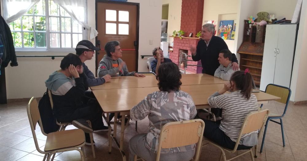 Asisten a la colonia y realizan distintas actividades dentro de la sede