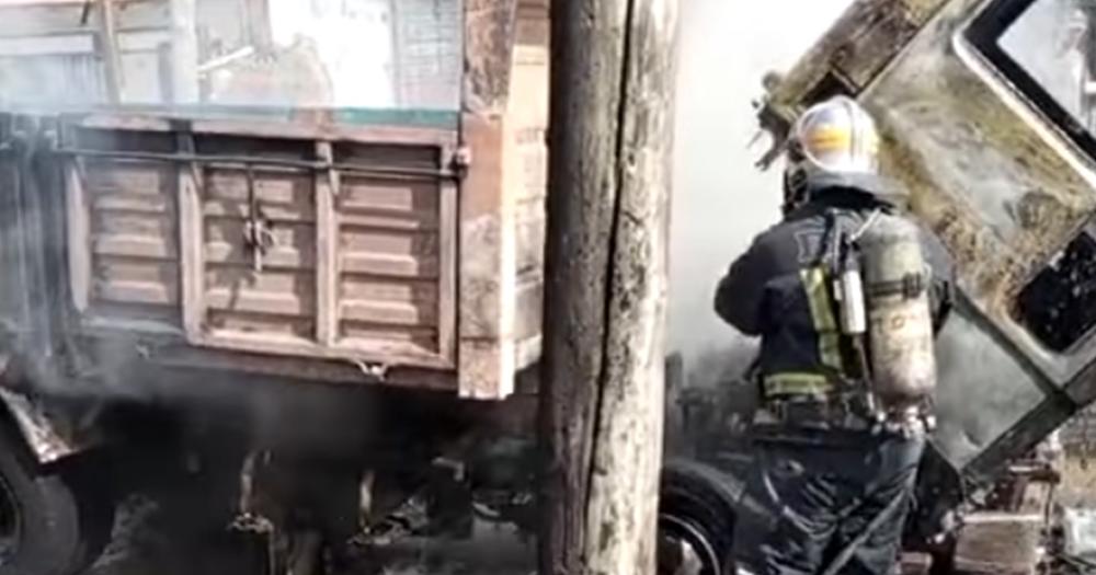 Un bombero apaga el fuego en el camión