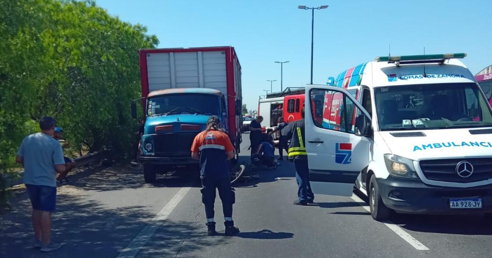 Bomberos Policía Emergencias Lomas Defensa Civil y Trnsito intervinieron en el lugar