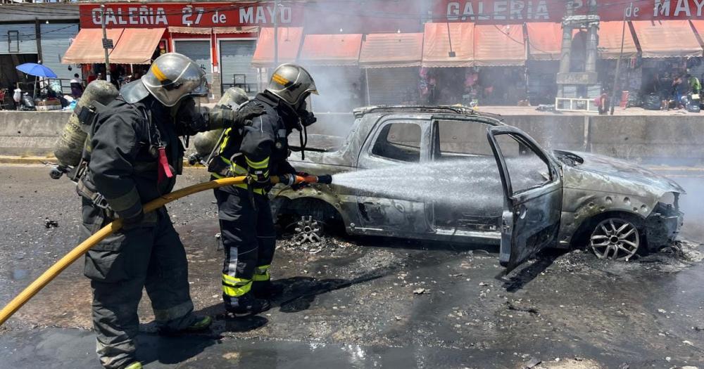 El auto quedó destruido por las llamas