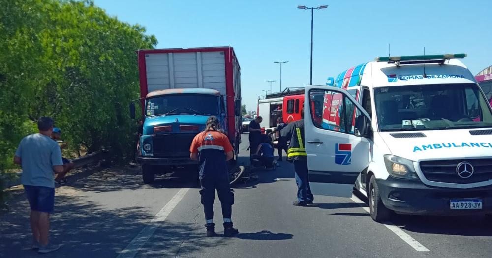 Bomberos Policía Emergencias Lomas Defensa Civil y Trnsito intervinieron en el lugar