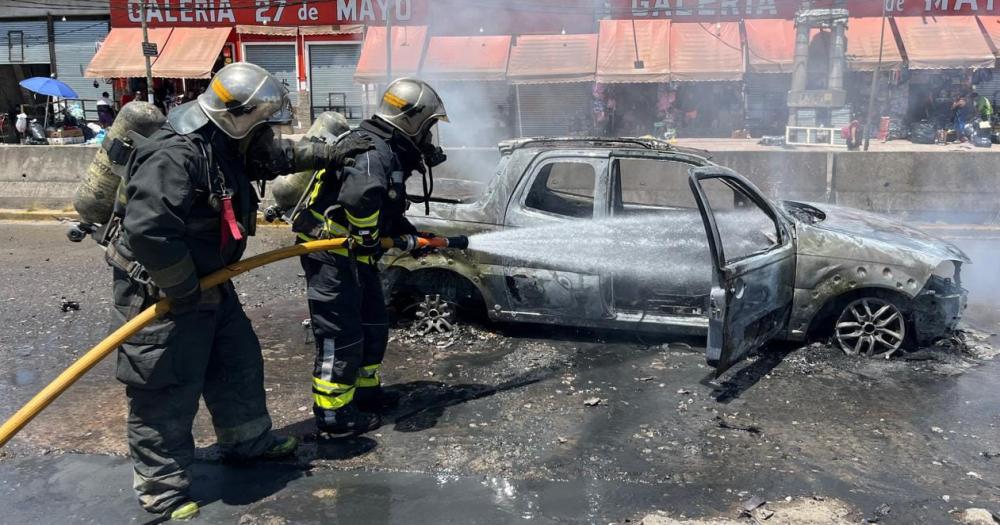 El auto quedó destruido por las llamas