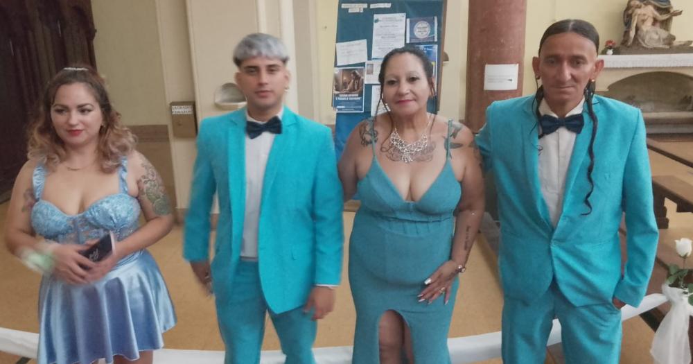 Las damas de honor y los caballeros acompañaron con el color preferido de la pareja